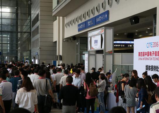 正在排隊入場的觀眾 正在排隊入場的觀眾